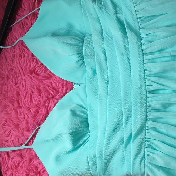 David's Bridal Short V Neck Crinkle Dress Size 4, Color Spa - Picture 5 of 5